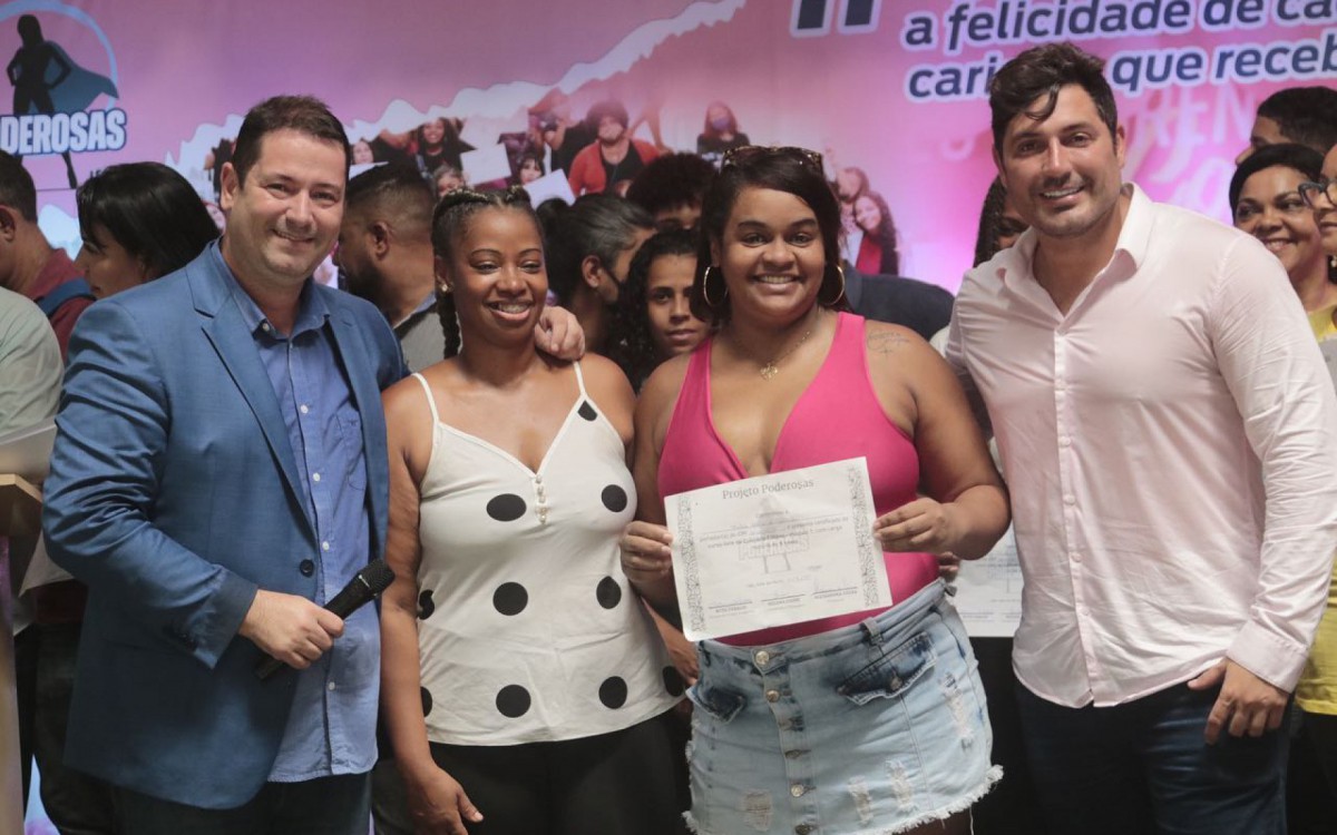 Um dos grades incentivadores do Poderosas, o deputado estadual L&eacute;o Vieira juntamente com beneficiados 