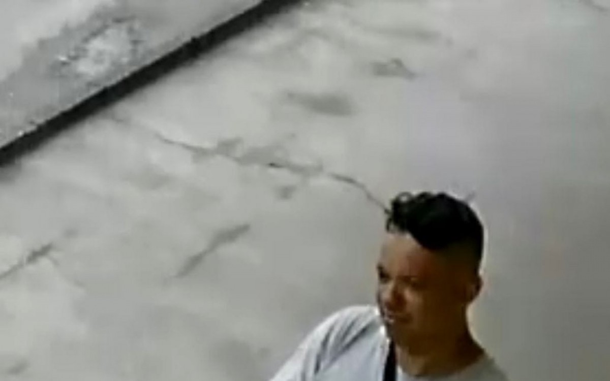 151ª DP divulgou a foto do suspeito, um homem, aparentando cerca de 35 anos