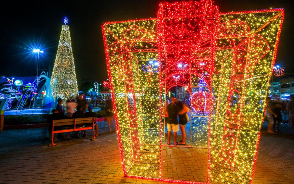 A Pra&ccedil;a de Heli&oacute;polis virou um dos pontos de atra&ccedil;&atilde;o do Natal de Luz de Belford Roxo