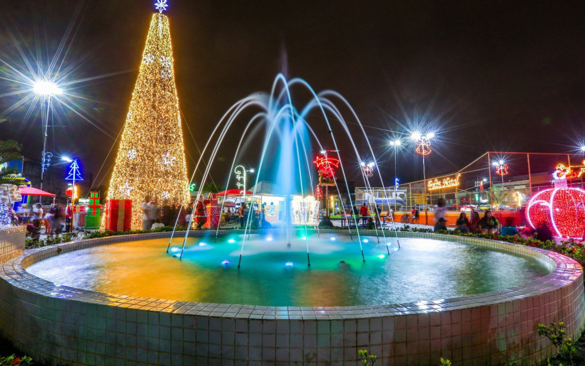  O banho de luz e cores nas pra&ccedil;as est&aacute; atraindo pessoas de outros munic&iacute;pios