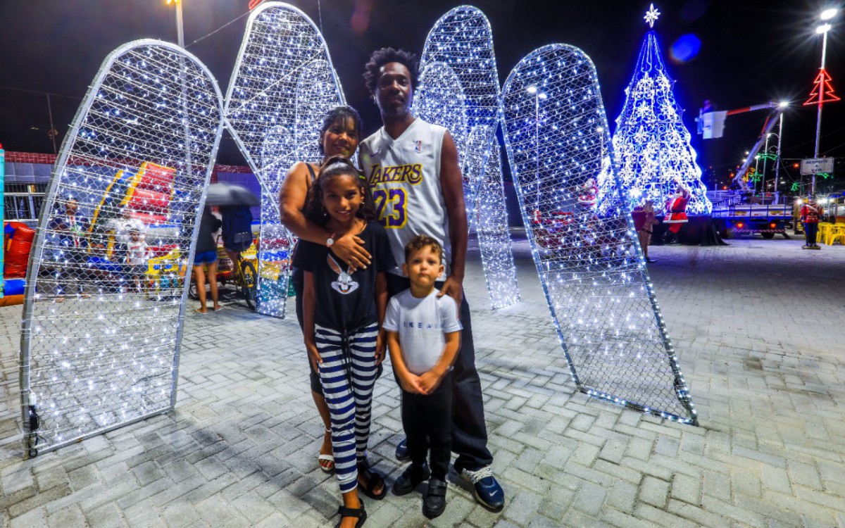 Viviane Veloso e a fam&iacute;lia conheceram a decora&ccedil;&atilde;o de Natal. Os filhos se encantaram