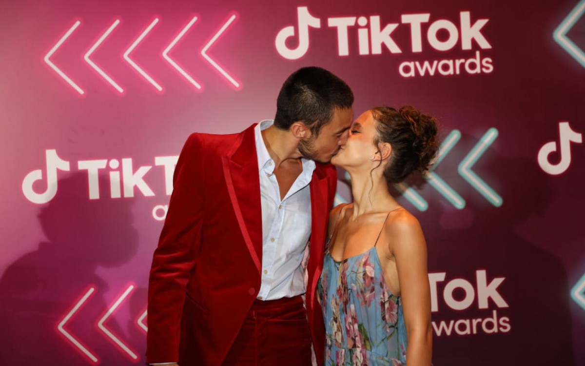 Tiago Iorc e a namorada