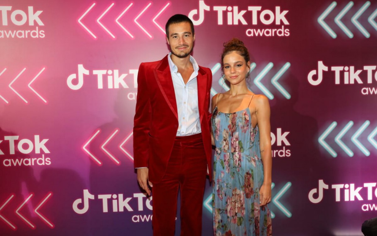 Tiago Iorc e a namorada