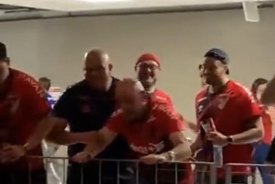 Vídeo! Dono da Havan é atingido por copo de cerveja arremessado por torcedor em final da Copa do Brasil