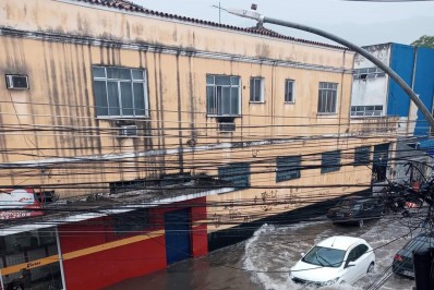 Ruas em Nilópolis ficam alagadas após fortes chuvas nesta quinta (16/12)