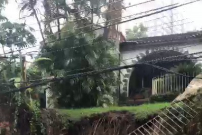 Muro desaba em cima de carro após chuva forte na Baixada; há pontos de alagamento na região