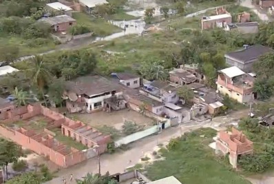 Tubulação rompe e alaga ruas de bairro em Nova Iguaçu