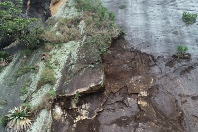 Bloco de pedra de cerca de um metro desprende e cai no Caleme, em Teresópolis