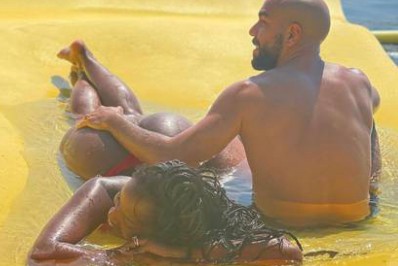 Mão boba! Iza ganha apalpada no bumbum do marido