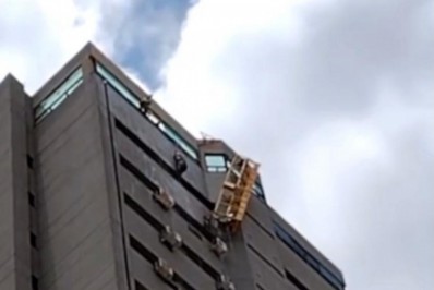 Vídeo: homens ficam pendurados por cordas em prédio de 63 metros após andaime despencar