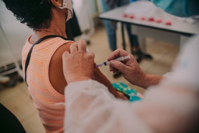  Entenda por que efeitos adversos graves pós-vacinação contra a covid-19 são raros e benefícios superam os riscos