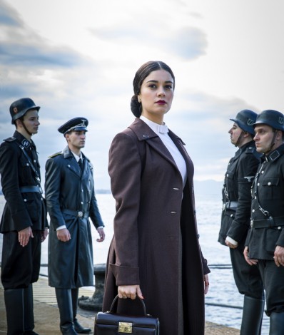 Angel of Hamburg
O Anjo de Hamburgo 
EPK
Item 3 - Cap 1 - Cena 6A – Vivi ( Gabriela Petry ) é atacada por jovens. Zumkle ( Peter Ketnath ) a salva. Repreende Hans ( Nicolas Ahnert ). Fotos: Essa cena é muito importante. Zumkle é o nosso antagonista, capitão da tropa nazista. Ele tem um romance secreto com Vivi, que é judia. Precisamos de fotos de cena que tenham o ar desse “relacionamento secreto” entre os dois.  Angel of Hamburg
O Anjo de Hamburgo 
EPK
 Item 4 - Cap 2 - Cena 57 – Aracy ( Sophie Charlotte ) vê indignada judeus de todas as idades sendo expulsos de suas casas. Fotos: Precisamos de fotos que traduzam o clima tenso do momento. Judeus sendo expulsos. Se os judeus estiverem com as estrelas amarelas, capturar isso também. 
  - Divulgação/Globo