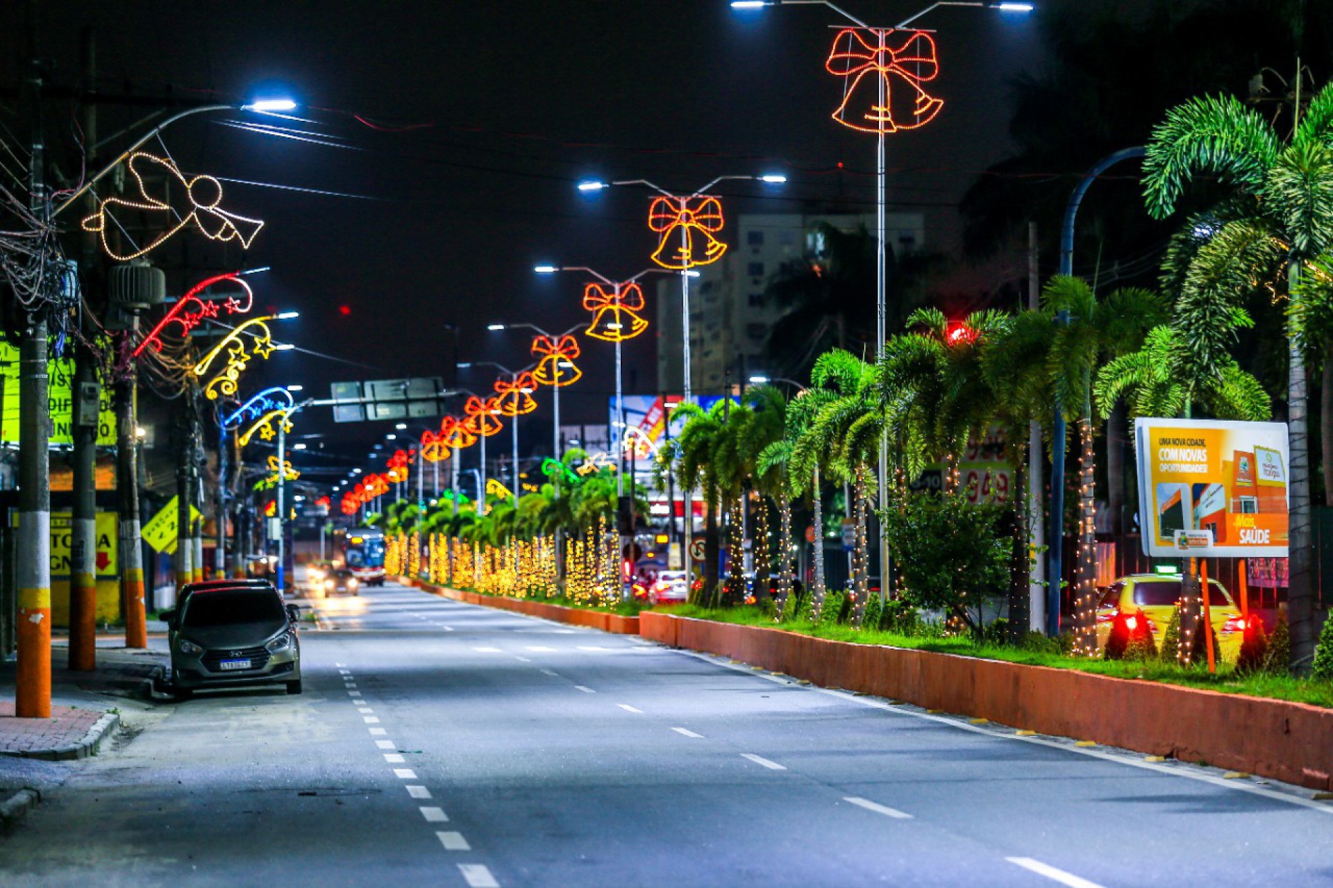 A Avenida Carvalhaes, na entrada da cidade, est&aacute; ornamentada de ponta a ponta - Rafael Barreto / PMBR