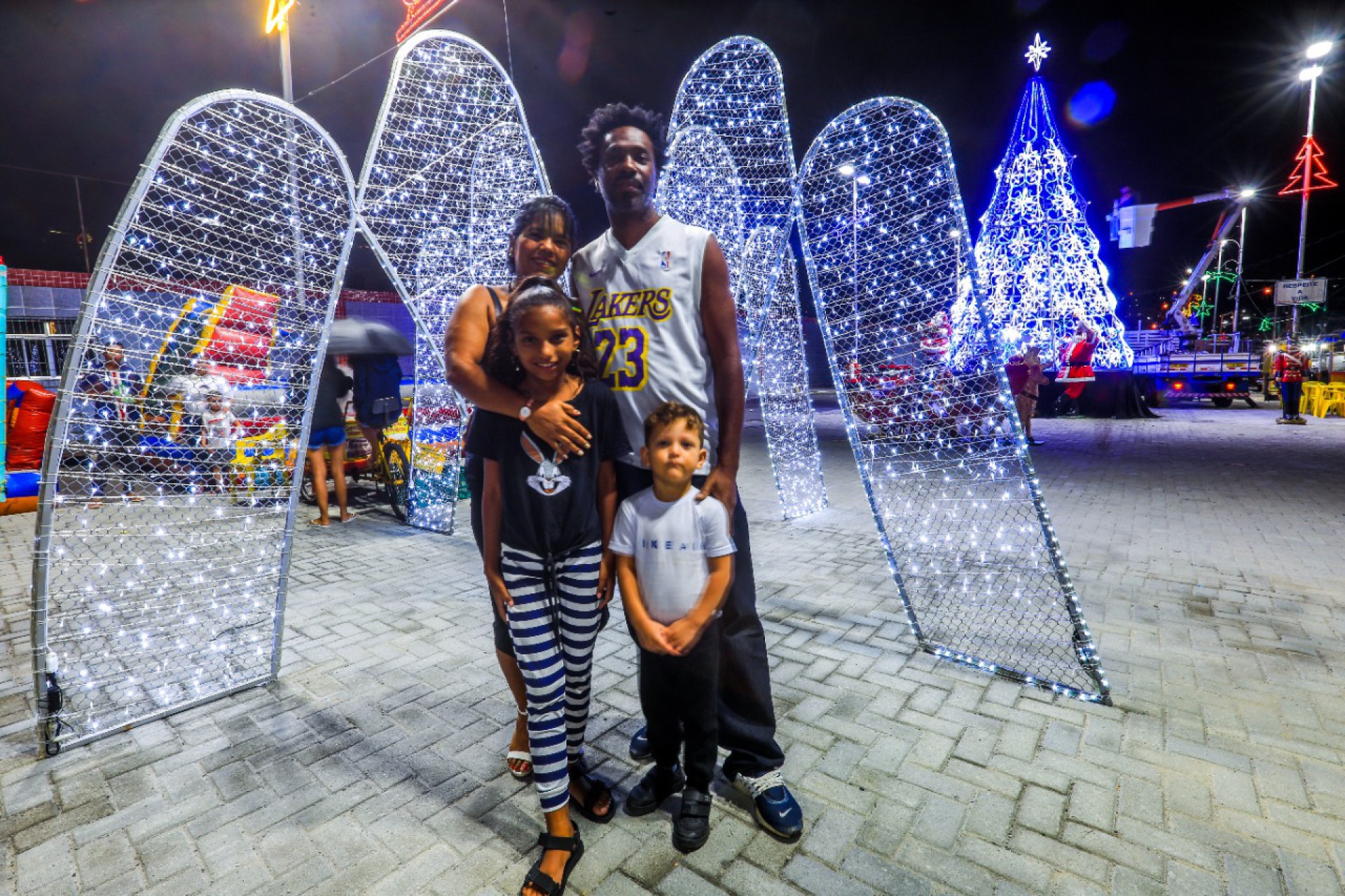 Viviane Veloso e a fam&iacute;lia conheceram a decora&ccedil;&atilde;o de Natal. Os filhos se encantaram - Rafael Barreto / PMBR