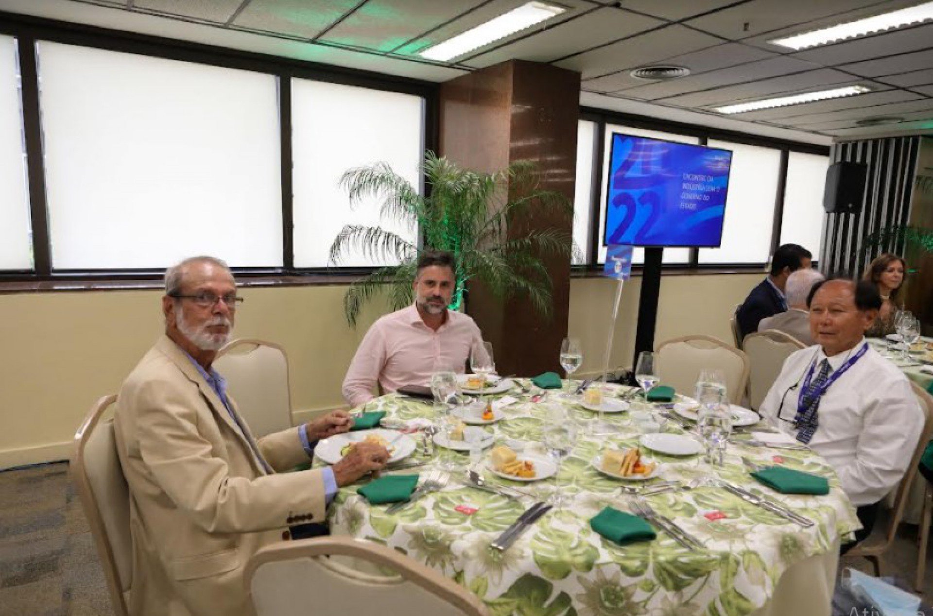 Bonifácio almoçando com empresários da região  - Divulgação 