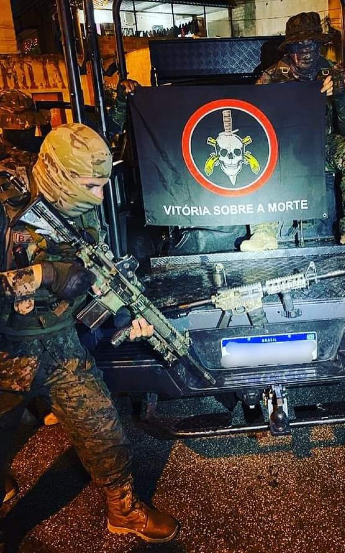 Policiais do Bope com o fuzil apreendido na Comunidade do 48, na quinta-feira (16)