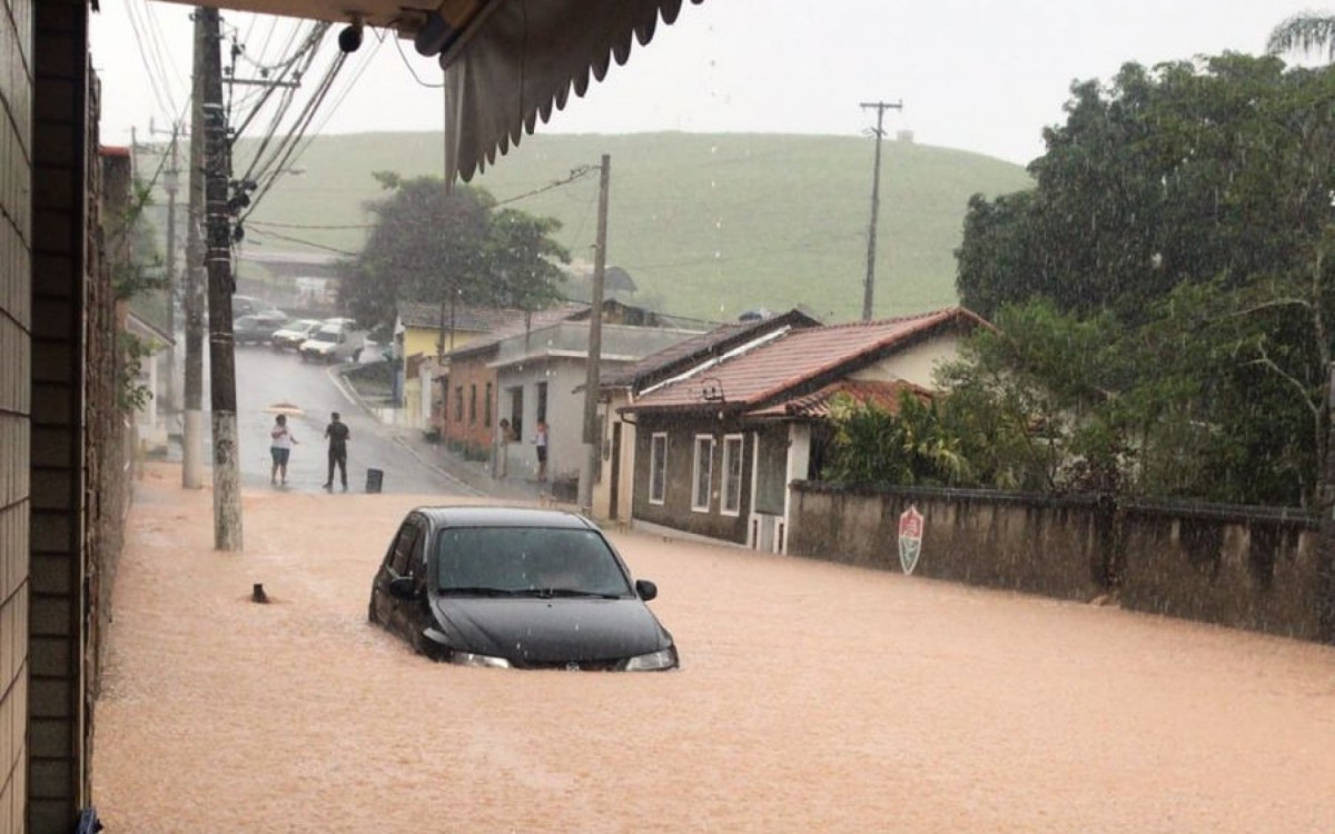 Tromba d'&aacute;gua no distrito Floriano em BM