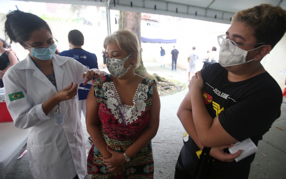 Rio,17/12/2021-TIJUCA,Centro Municipal de Saude Heitor Beltrao , dia de vacinacao contra a gripe ,movimentao no posto de saude da Tijuca, na foto. Veronica Rey da Casta e seu filho Thiago Rey da Costa tomaram vacina juntos .Foto: Cleber Mendes/Ag&ecirc;ncia O Dia      