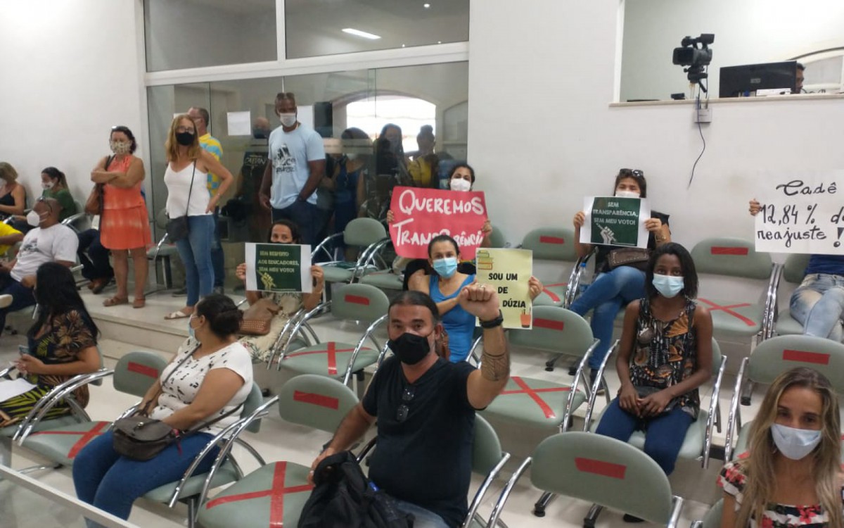 De acordo com relatos, funcion&aacute;rios do Legislativo ocuparam todos os assentos dispon&iacute;veis na C&acirc;mara e o port&atilde;o j&aacute; estava fechado antes do inicio da sess&atilde;o