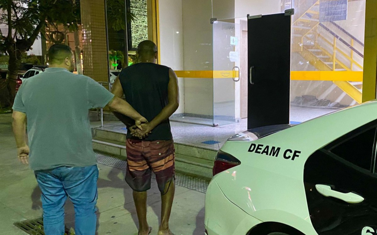 Ele foi encaminhado para a DEAM, autuado e preso em flagrante por amea&ccedil;a e les&atilde;o corporal