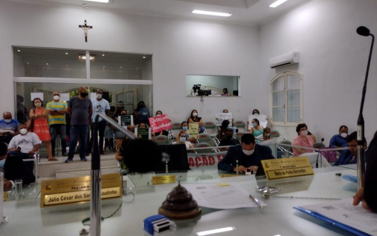 De acordo com relatos, funcion&aacute;rios do Legislativo ocuparam todos os assentos dispon&iacute;veis na C&acirc;mara e o port&atilde;o j&aacute; estava fechado antes do inicio da sess&atilde;o