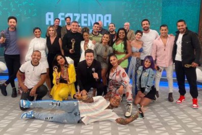 Tati Quebra Barraco remove Erika digitalmente de foto e provoca: 'Não sou obrigada'