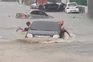 Ocupantes de carro 'remam' para fugir de alagamento durante temporal