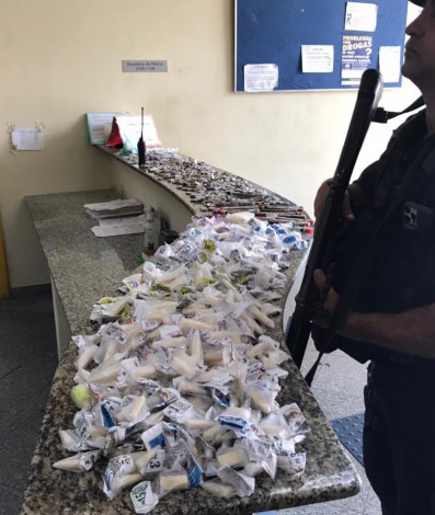 Policiais do 9º BPM prenderam um traficante durante operação no Complexo do Chapadão, na Zona Norte do Rio - Divulgação