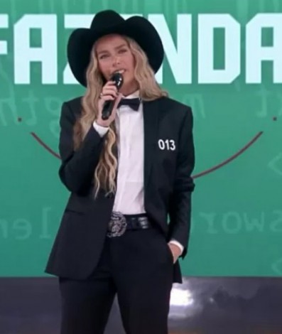 Adriane Galisteu escolheu um terno preto para apresentar a final de 'A Fazenda 13' - Reprodução