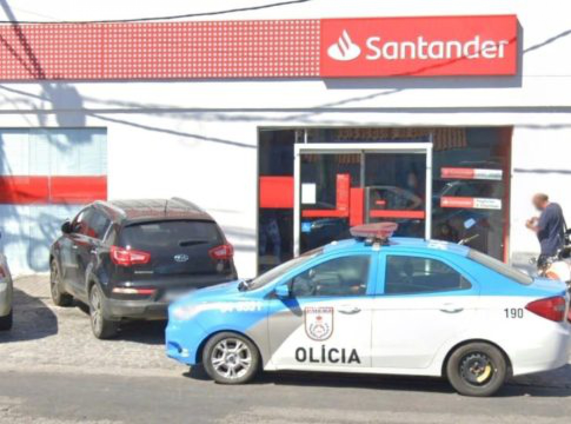 Imagens de seguran&ccedil;a da ag&ecirc;ncia ser&atilde;o utilizadas para auxiliar na identifica&ccedil;&atilde;o dos assaltantes.  - Letycia Rocha (RC24h)