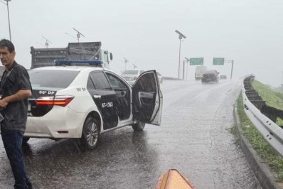 Caixão com cadáver cai de carro funerário durante forte chuva na Baixada Fluminense