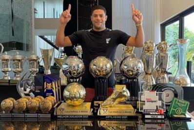 Hulk encomenda réplicas de troféus de Brasileirão e Copa do Brasil