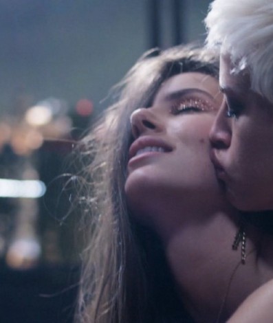 Agatha Moreira e Camila Queiroz protagonizam cena quente em 'Verdades Secretas 2' - Reprodução/Globoplay