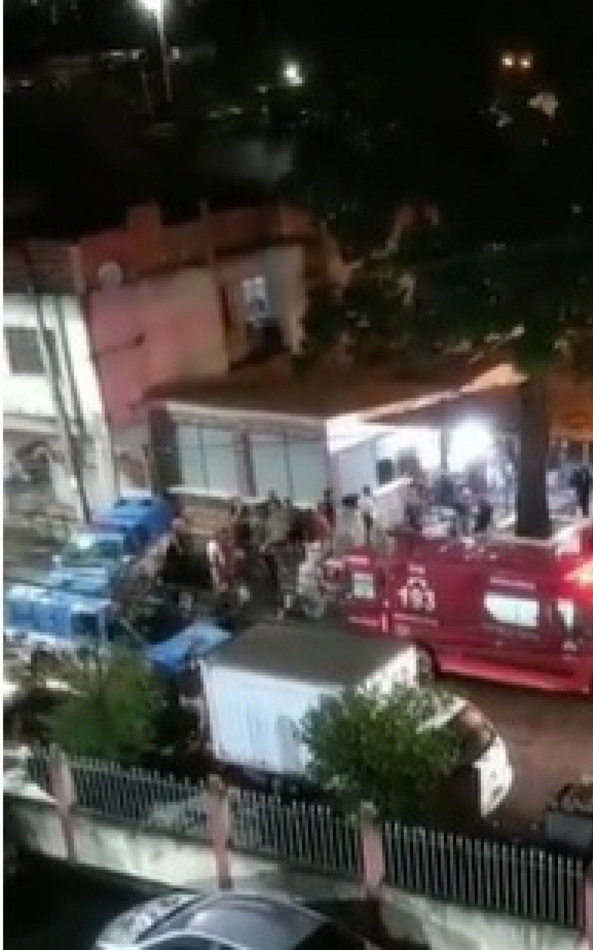 Bombeiros resgatam baleados em ataque a tiros na Rua Lagoa Redonda - REPRODUÇÃO DE VÍDEO