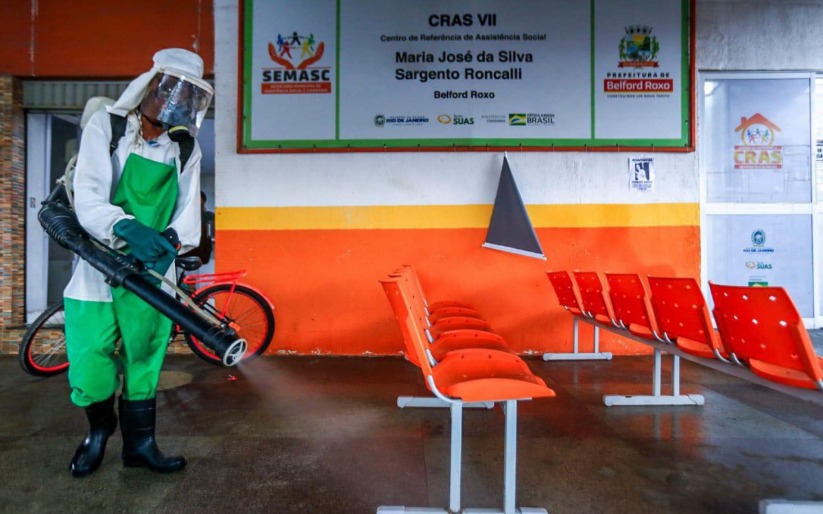 No processo de sanitiza&ccedil;&atilde;o dos pr&eacute;dios p&uacute;blicos e de outras unidades, os agentes utilizam a bomba tipo costal e espalham o produto em todos os compartimentos