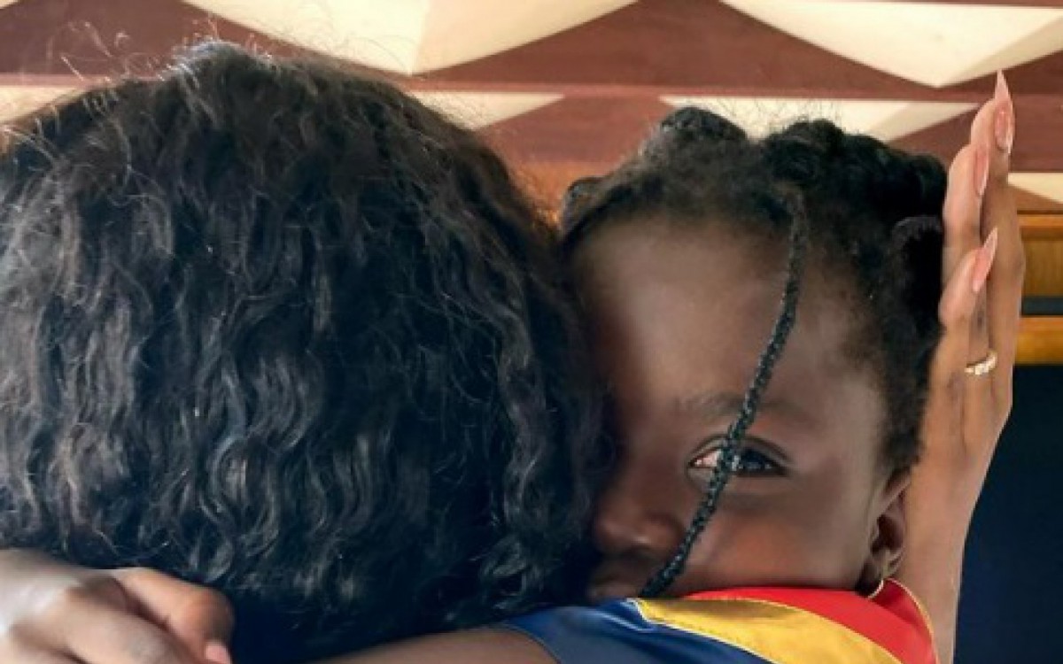 Iza visita Titi, filha de Giovanna Ewbank e Bruno Gagliasso