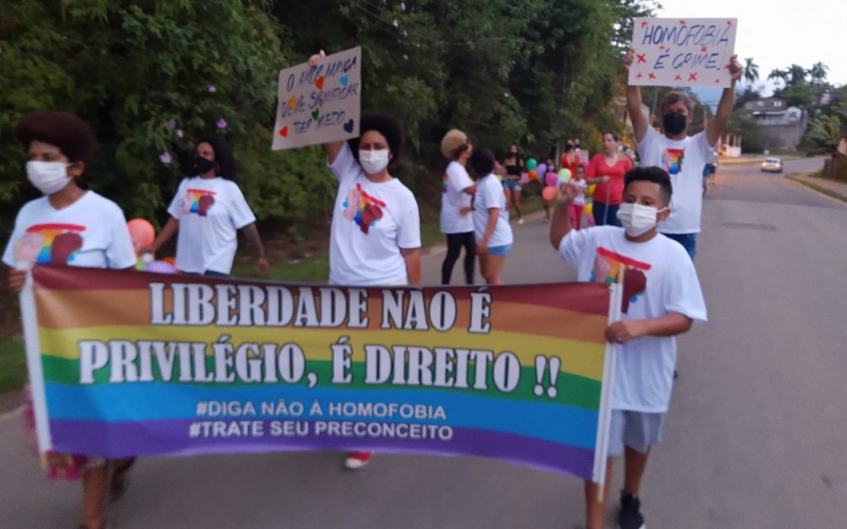 Em Eldorado, amigos e parentes da estudante se manifestaram contra a agressão homofóbica que ela sofreu - Reprodução/arquivo pessoal