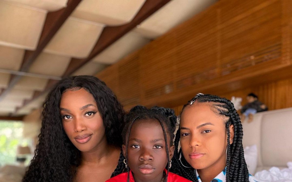 Iza visita Titi, filha de Giovanna Ewbank e Bruno Gagliasso