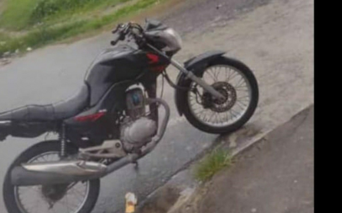 A motocicleta da marca Honda modelo Fan mix, de 150 cilindradas, de cor preta, estava sem placa, e tamb&eacute;m ainda n&atilde;o foi localizada