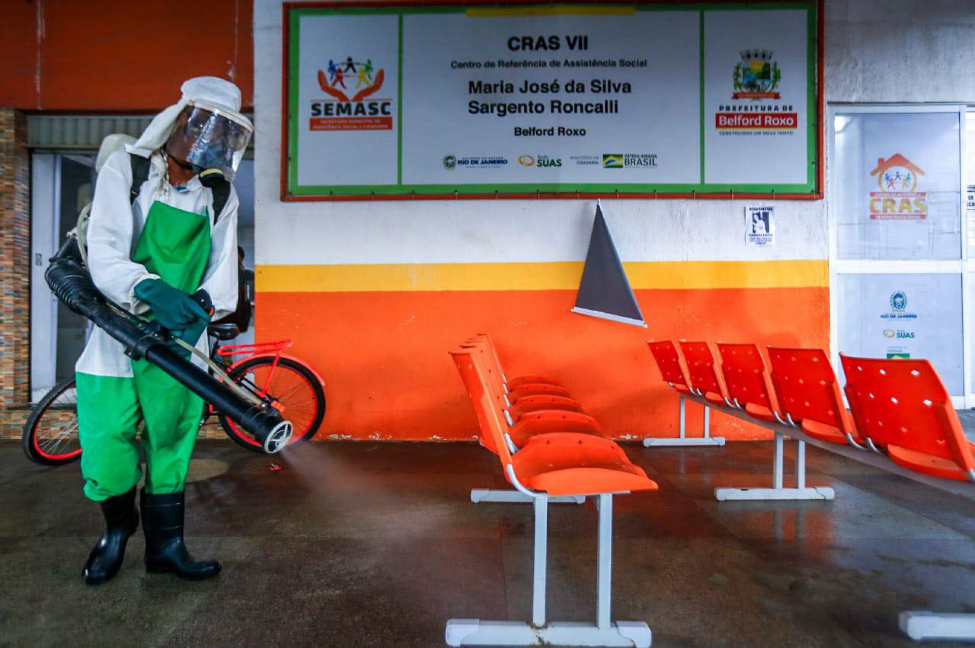 No processo de sanitiza&ccedil;&atilde;o dos pr&eacute;dios p&uacute;blicos e de outras unidades, os agentes utilizam a bomba tipo costal e espalham o produto em todos os compartimentos - Rafael Barreto / PMBR