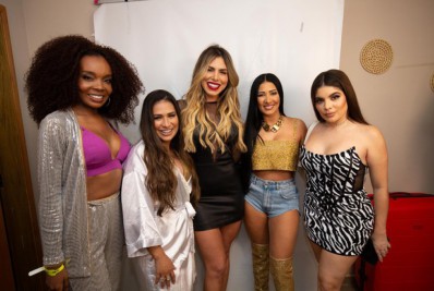 Thelminha, Gkay, Bil e mais famosos vão à show de Simone e Simaria