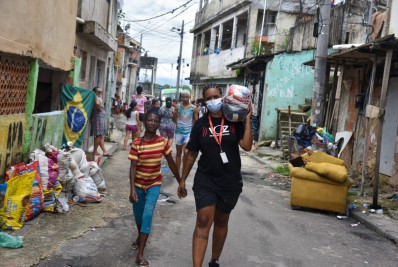 Ação de Natal distribui 40 toneladas de alimentos a moradores de favelas