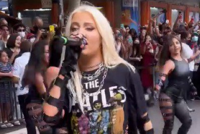 Luisa Sonza surpreende fãs e faz show gratuito na Avenida Paulista