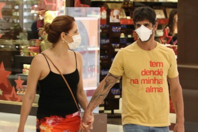 Fotos! Discreta, Poliana Abritta passeia em shopping com marido e filho