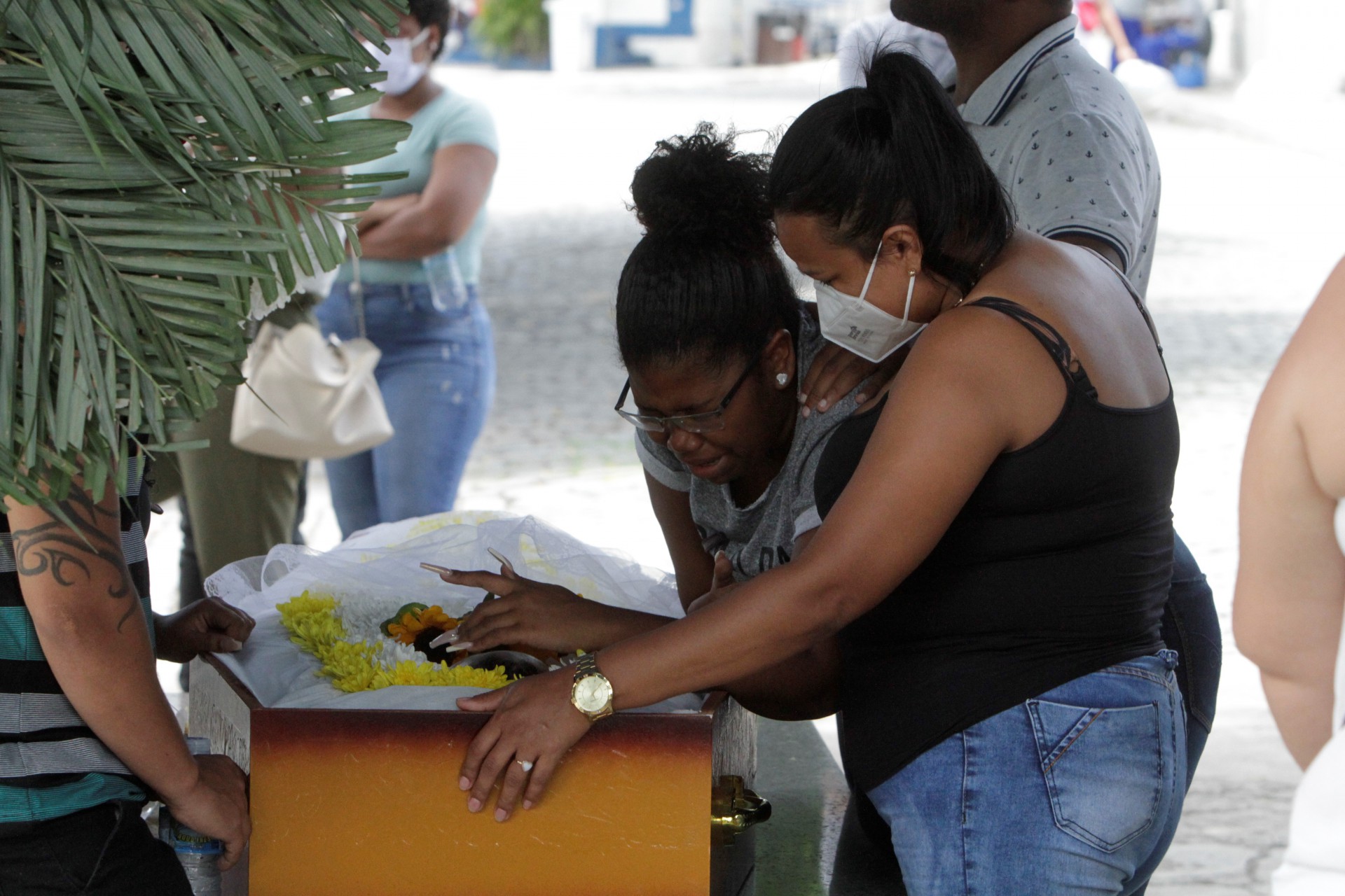 Familiares e amigos no enterro de Maria Jandimar, no cemiterio de Inhauma, neste Domingo (19), na foto Brenda Rodrigues (filha). - Marcos Porto/Agencia O Dia
