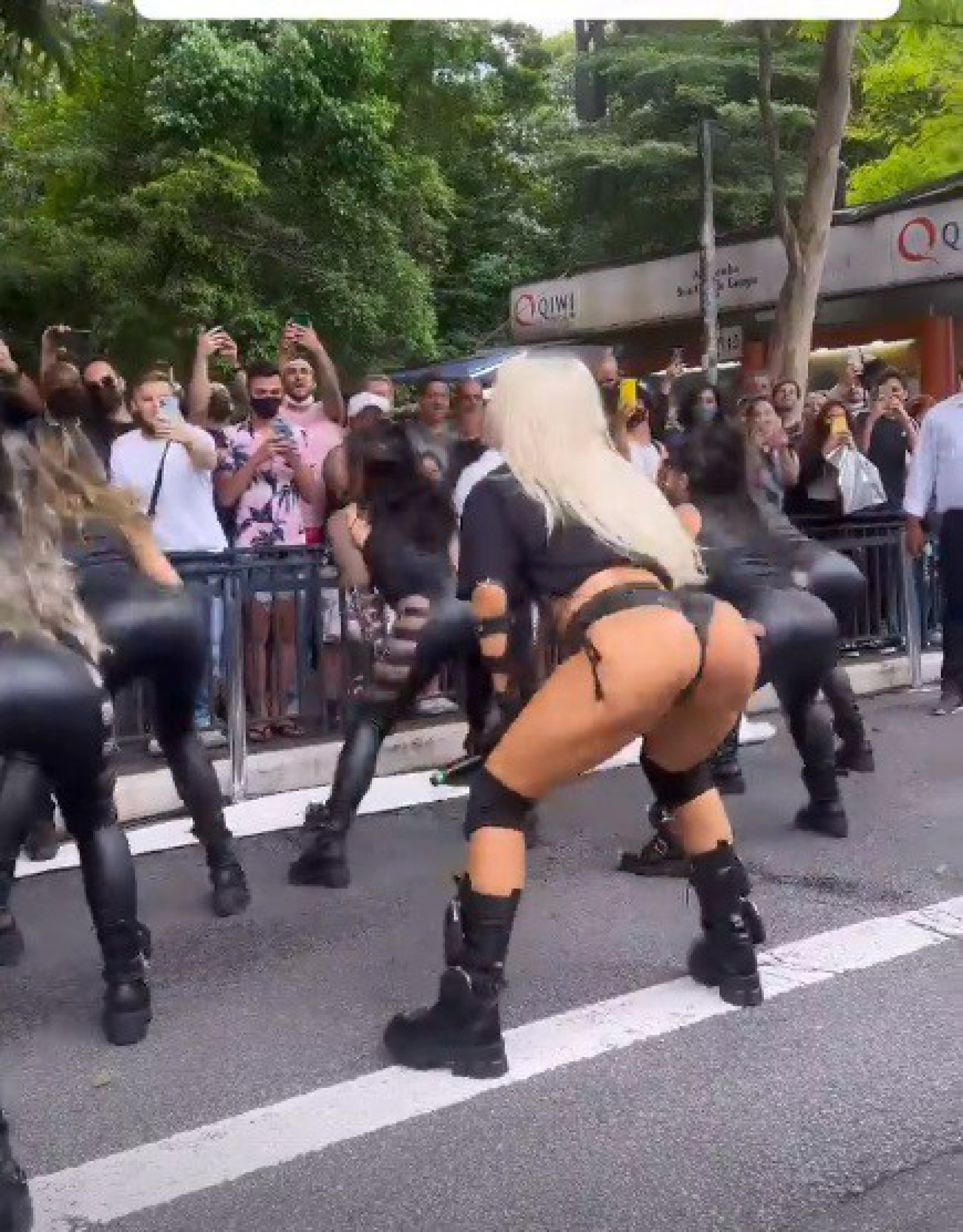 Luisa Sonza faz show na Avenida Paulista - reprodução de vídeo