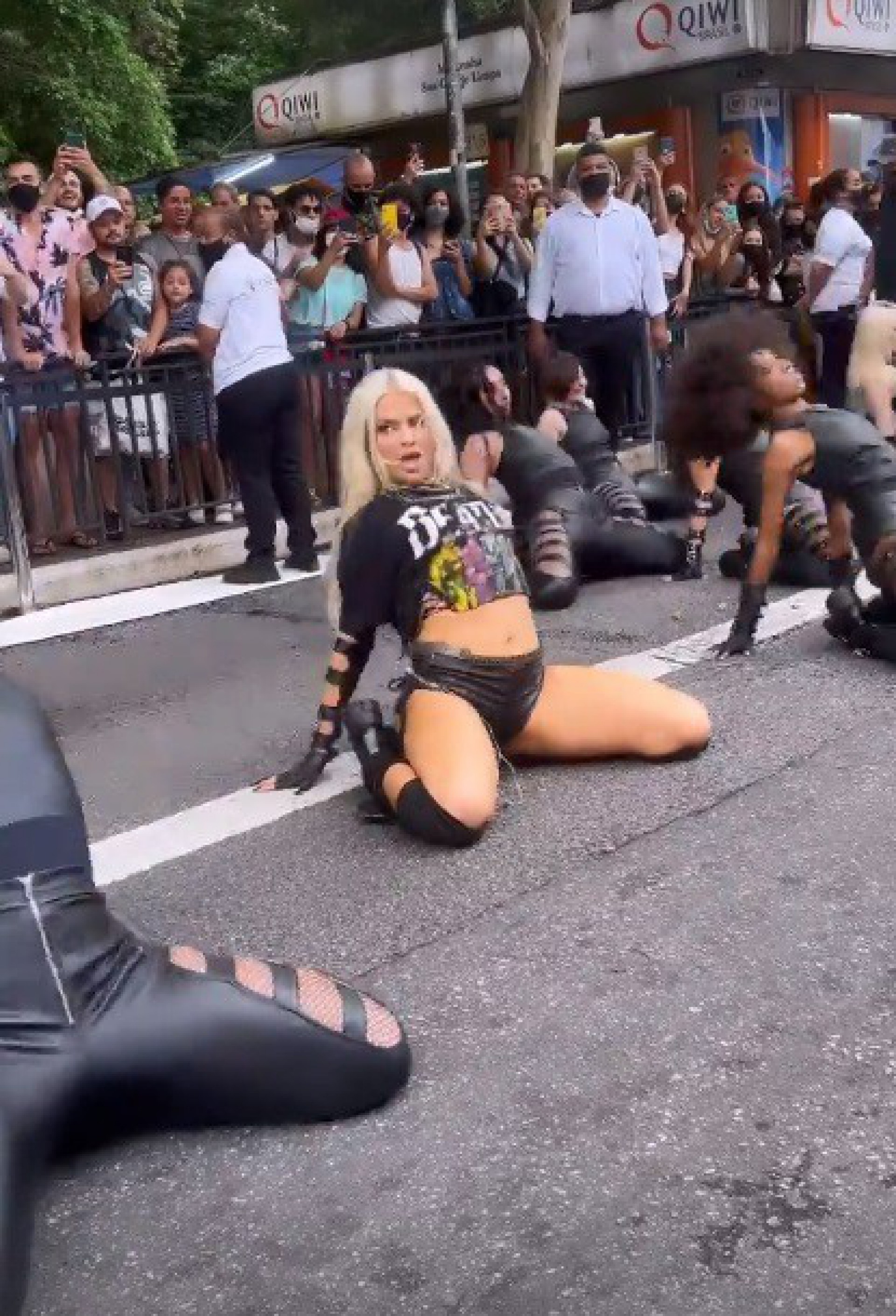 Luisa Sonza faz show na Avenida Paulista - reprodução de vídeo