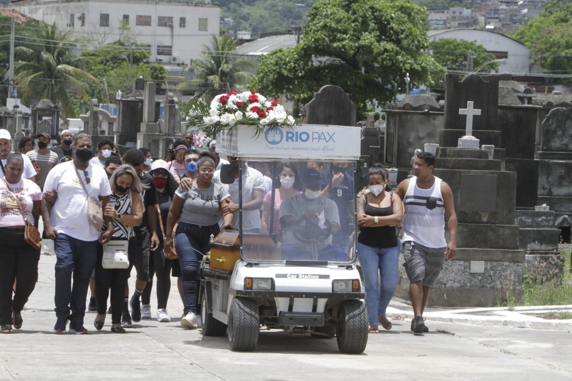 Ao menos 50 pessoas estiveram no Cemitério de Inhaúma para se despedir de Maria - Marcos Porto/Agência O DIA