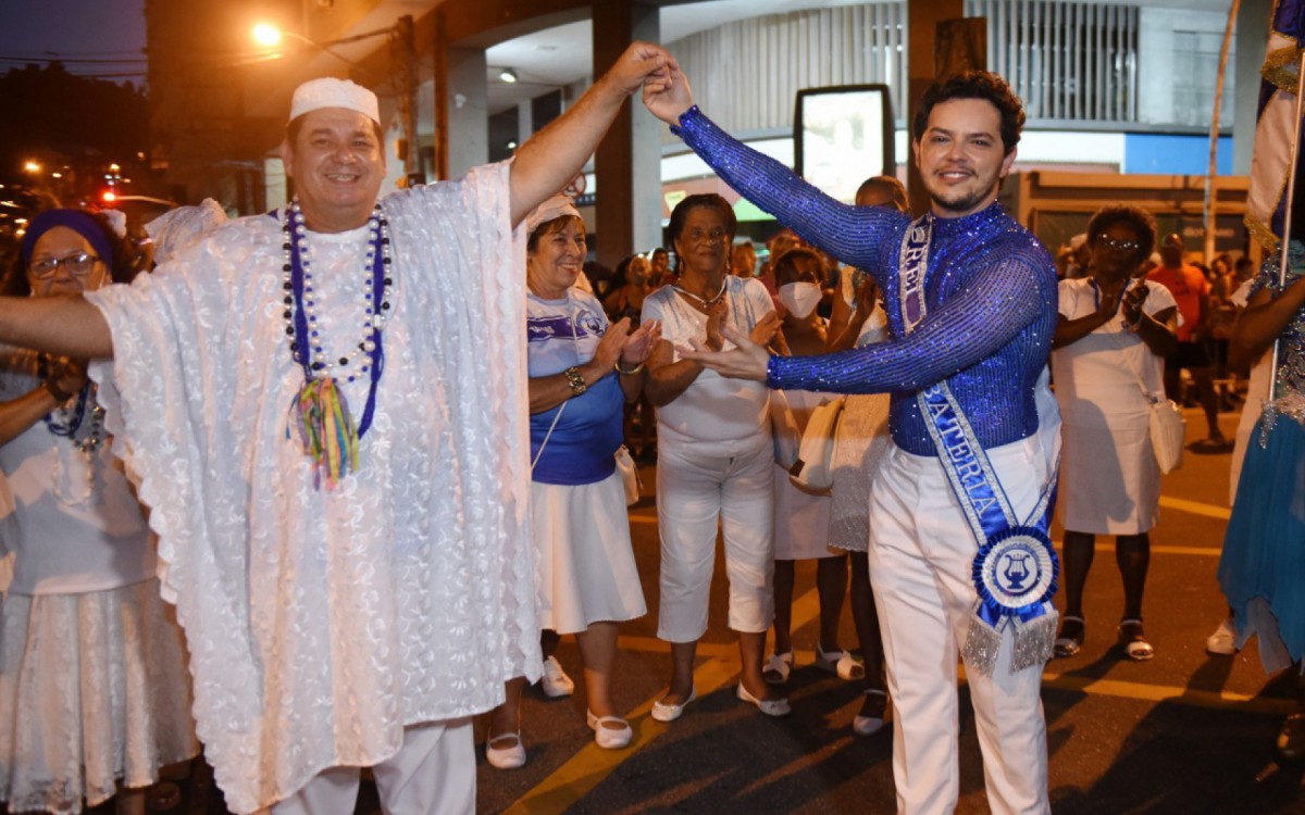 Sr Ab&iacute;lio, Presidente da ala das baianas  entregou a faixa ao Rei