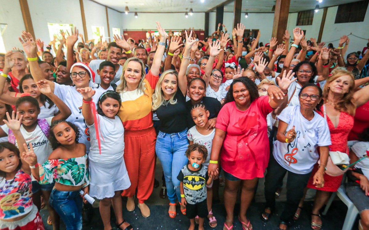 A deputada federal Daniela do Waguinho e a secret&aacute;ria Brenda Carneiro com as pessoas que utilizam os equipamentos sociais